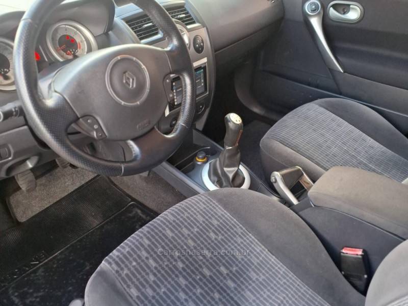 RENAULT - MÉGANE - 2011/2012 - Preta - R$ 36.900,00