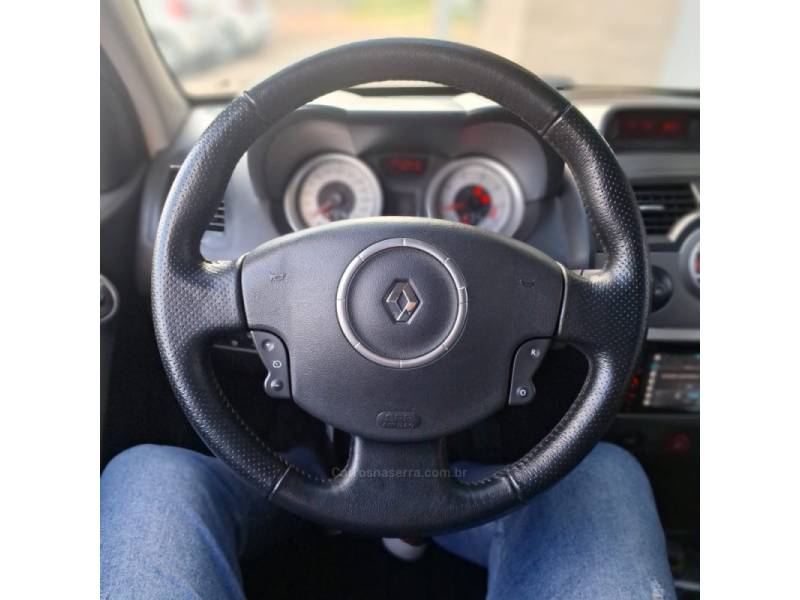 RENAULT - MÉGANE - 2011/2012 - Preta - R$ 36.900,00